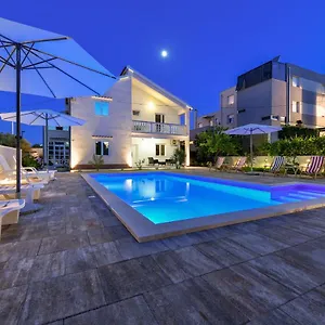  Appartement Pool House Luka Kroatië